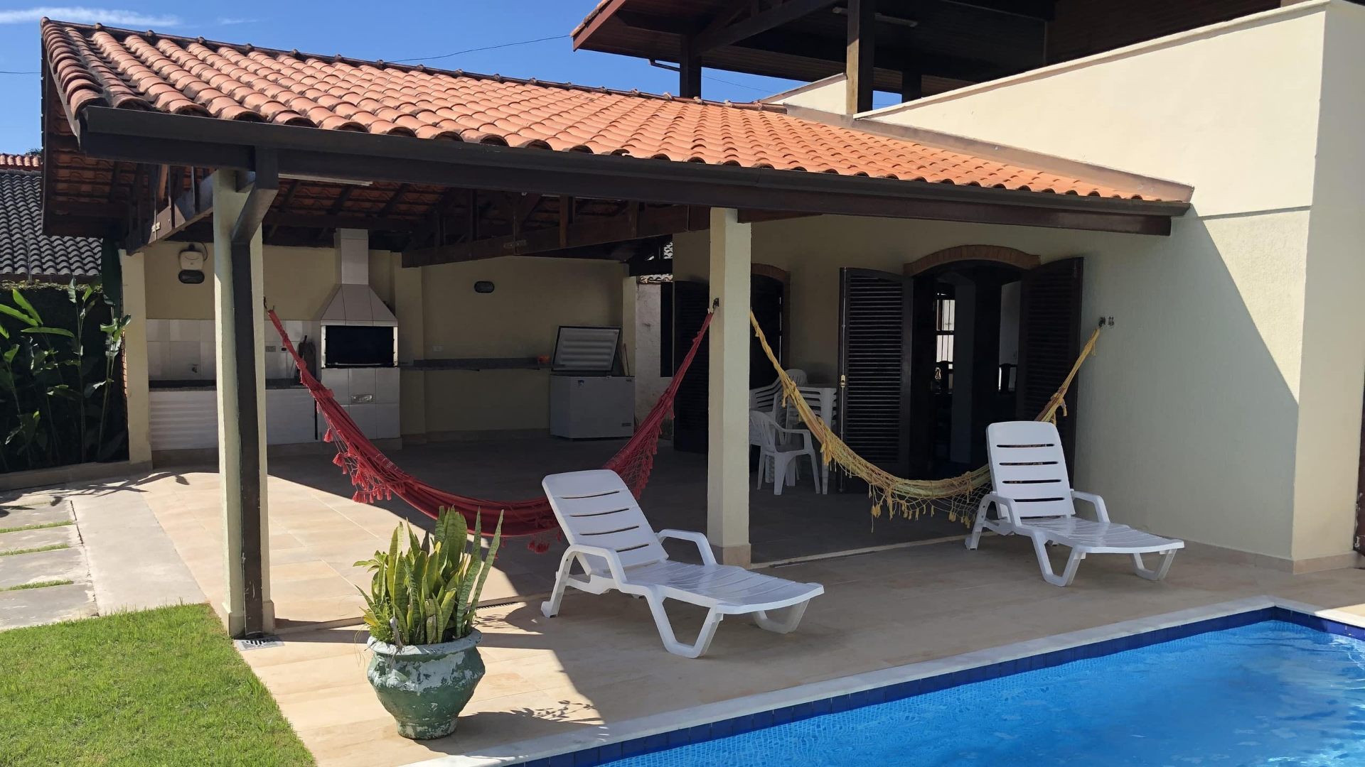 Casa de temporada com varanda e piscina no litoral do ES